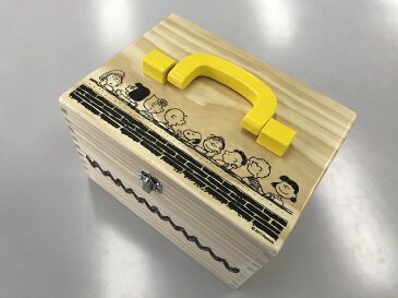 【スヌーピー収納箱】　ピーナッツ／チャーリーブラウン／木製品／収納箱／救急箱／裁縫箱／物入れ／ソーイングボックス／メイクボックス／おしゃれ