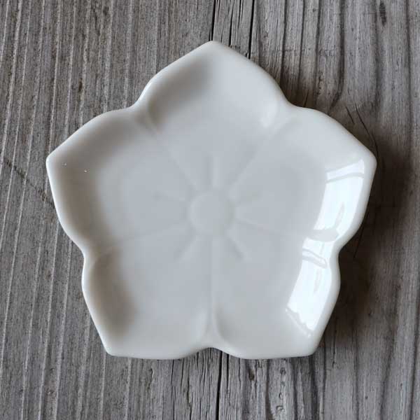 Rakuten - 深山(miyama) gaku 線刻豆皿 桔梗 白磁 日本製 美濃焼 和食器 小皿 上品 繊細 花柄 おしゃれ 取り皿 おもてなし ギフト対応 食洗機対応