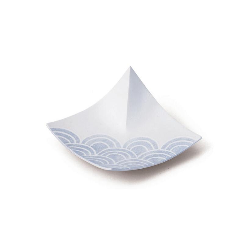 【送料無料】 有田焼 白 砂 釉 吹 青 盛 ラスター 青海波 向上り 向付 18.9cm 皿 刺身 焼物 天ぷら 揚物 日本製 国産 おしゃれ ギフト 贈り物 贈答品 母の日 お祝い お返し 食事会 パーティー 和食器 洋食器 茶碗 湯呑 飲食店 業務用 プロ使用 の 食器 等取り扱っております