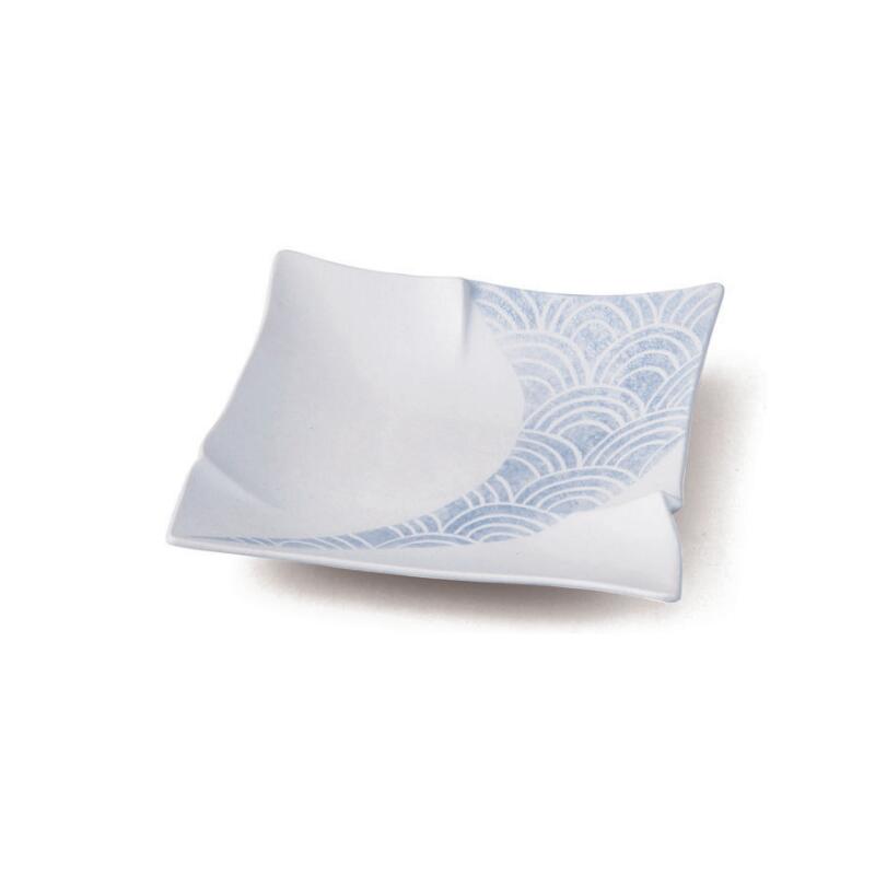 【送料無料】 有田焼 白 砂 釉 吹 青 盛 ラスター 青海波 奉書 型 口変 皿 19cm 向付 刺身 焼物 天ぷら 揚物 日本製 国産 おしゃれ ギフト プレゼント 贈り物 贈答品 母の日 お祝い 食事会 和食器 洋食器 茶碗 湯呑 飲食店 業務用 プロ使用 の 食器 等取り扱っております