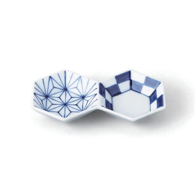 【送料無料】 有田焼 麻 市松 青 亀甲 二品 盛皿 13.5cm 仕切皿 皿 前菜 先付け 付出し お通し 日本製 国産 おしゃれ ギフト プレゼント 贈り物 母の日 お祝い 食事会 パーティー 和食器 洋食器 茶碗 湯呑 マグカップ 飲食店 業務用 プロ使用 の 食器 等取り扱っております