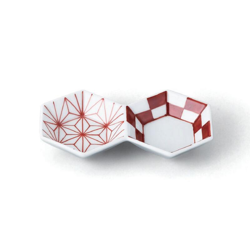【送料無料】 有田焼 麻 市松 サンゴ赤 亀甲 二品 盛皿 13.5cm 仕切皿 皿 前菜 先付け 付出し お通し 日本製 国産 おしゃれ ギフト プレゼント 贈り物 母の日 お祝い お返し 食事会 パーティー 和食器 洋食器 茶碗 湯呑 飲食店 業務用 プロ使用 の 食器 等取り扱っております