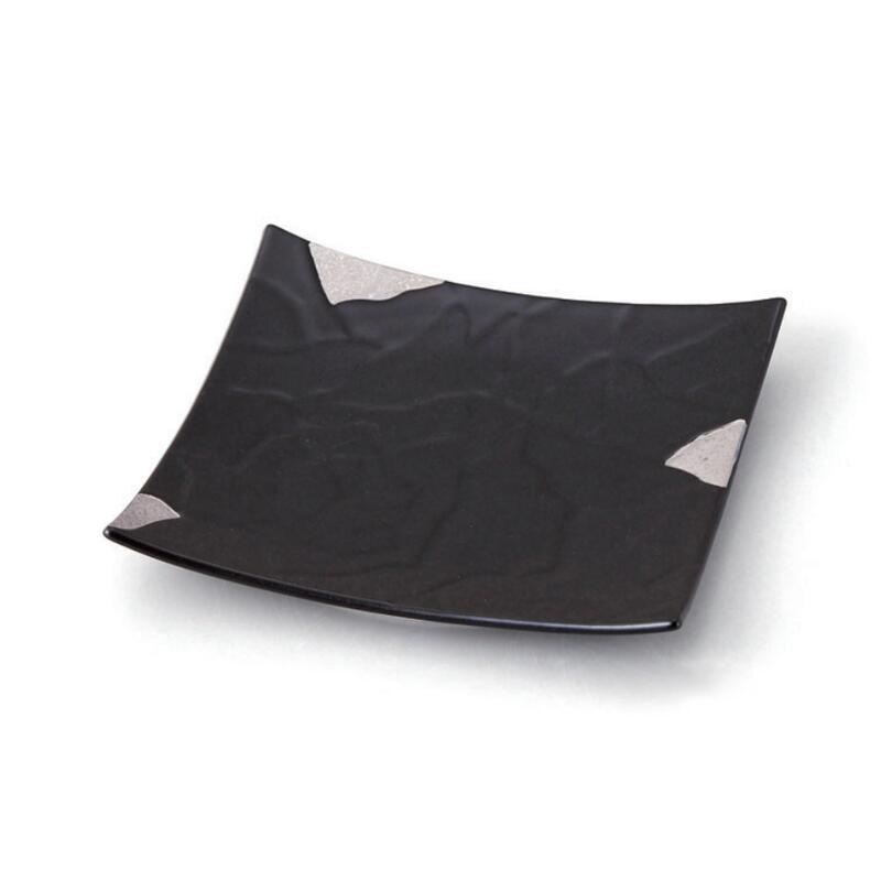 【送料無料】 有田焼 黒 マット プラチナ クラック 彫 角皿 18cm 皿 角 中皿 刺身 焼物 揚物 前菜 サラダ 日本製 国産 おしゃれ ギフト プレゼント 贈り物 母の日 お祝い 食事会 パーティー 和食器 洋食器 茶碗 湯呑 飲食店 業務用 プロ使用 の 食器 等取り扱っております
