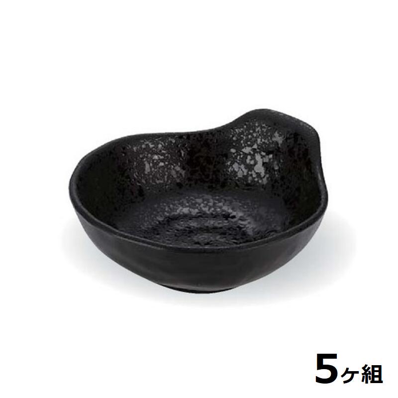 商品詳細 【「5個セット」 Shellmine シェルミン (バイオマス食器) 呑水小鉢 呑水小鉢 黒クリヤータタキ塗】 寸法：121×115×51 重量：138g 容量：170cc 耐熱温度：200℃ 材質：炭酸カルシウム・パルプ・樹脂 生産国：日本 ★食器洗浄機対応 ★耐熱温度200℃ ★全面塗装品 《卵の殻から生まれた環境に優しい器》 ☆本物志向の器☆ シェルミンは陶器のような質感とほど良い重さの食器です。 ☆製法特許取得済☆ 卵の殻から生まれた、地球環境への負荷を低減させ循環型社会の実現を目指す次世代バイオマス食器です。 ☆Shellmineとは☆ ◎非プラスチック ◎地球環境への負荷を低減 ◎卵アレルギーが発生しません ◎一般廃棄物として処理できます ●Shellmineは炭酸カルシウムである無機物の卵の殻を50%以上を含む無機フィラーに補強材を添加した複合材料です。 ●炭酸カルシウムの無機フィラーを植物由来のパルプを含む熱硬化性樹脂に混練することでバイオマス原料を作りだしています。 ●バイオマス度は卵の殻の生物由来51%と、補強材に含有する植物由来のパルプ7%で約58%となります。 ●主成分が炭酸カルシウムのためプラスチックでは有りません。 ※食器に接触する部分には塗装を施すことにより耐汚染性の向上を確保し、食品衛生法に適合しています。