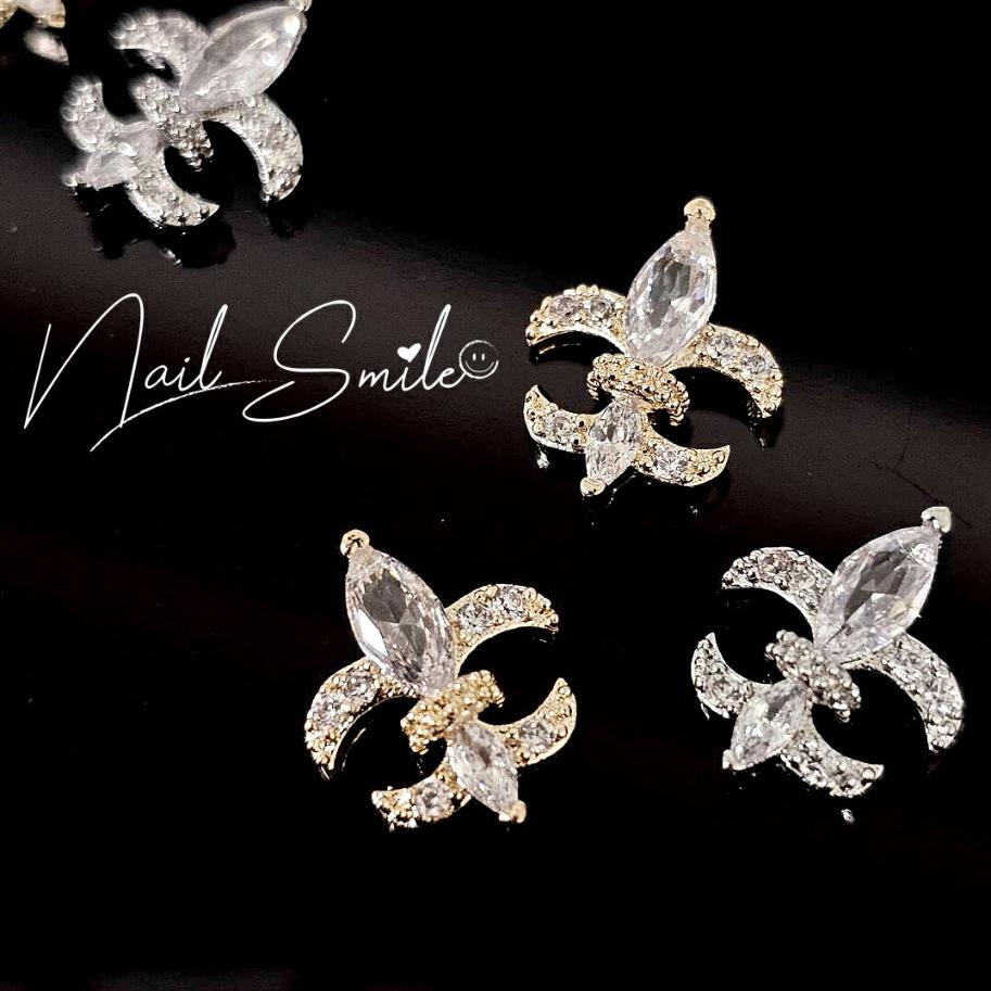 【ジルコニア】百合の紋章 ネイルパーツ ネイルグッズ ネイル用品 ネイル ネイルアート パーツ 百合の..