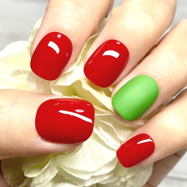★ポイントマットネイル★レッド グリーンのみつや消し質感 ミックスカラー シンプル おしゃれ 個性的 存..
