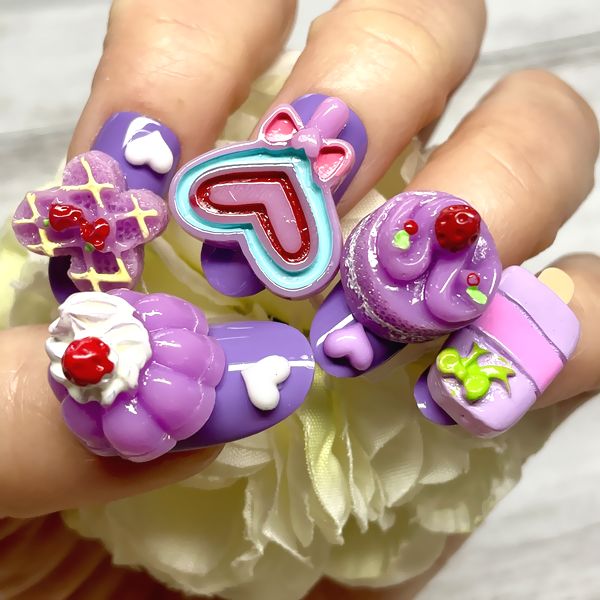 ☆パープルデコネイル☆紫色 パステル キャンディーカラー お菓子 スイーツ 盛り ゴテゴテ 3D立体 お楽しみパーツ キュートポップかわいい 繰り返し使える 貼るだけ簡単 ネイリスト作成 ハンドメイド ネイルチップnailつけ爪付け爪 指長美爪ロングチップ ギャル
