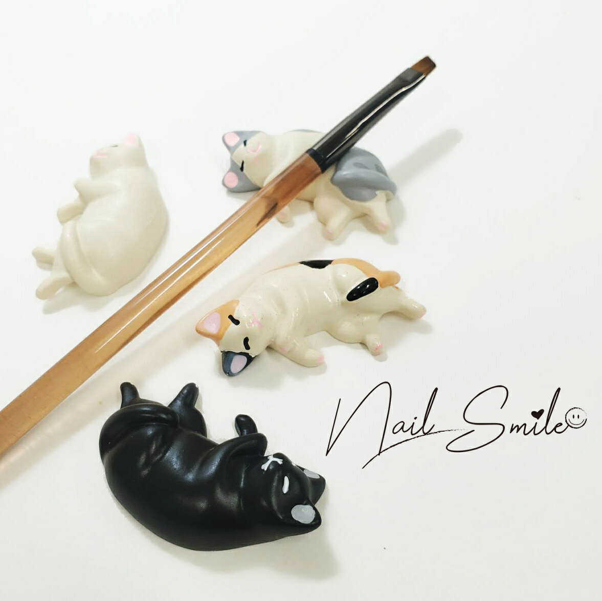 【ネイルブラシスタンド 猫 ネコ】 ジェルネイル　セルフネイル　アート用品　筆置き ネイルスタンド