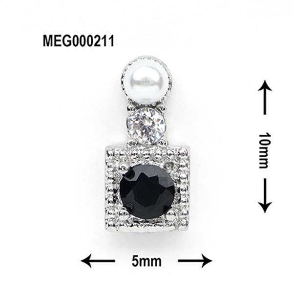 シルバー　MEG00211MEG先生とのコラボ商品です。パール・ビジュー・ストーンの全てを詰め込んだ重厚感漂うパーツ。深みのあるネイルカラーと相性抜群です。2P背面カーブあり縦10mm×横5mmシルバー　MEG00211MEG先生とのコラボ商品です。パール・ビジュー・ストーンの全てを詰め込んだ重厚感漂うパーツ。深みのあるネイルカラーと相性抜群です。2P背面カーブあり縦10mm×横5mm