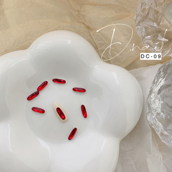 商品到着後レビューを書いて次回使える200円OFFクーポンGET！！ DC-09 中楕円型 レッド 模造ダイヤと呼ばれるジルコニア製!見惚れるほどのキラキラ感!底部は緩めのVカットで、フラットに近いビジューアートをお楽しみ頂けます。(28種類展開中) 2PCS5×20mm