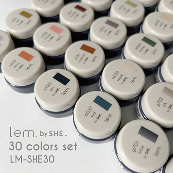 商品到着後レビューを書いて次回使える200円OFFクーポンGET30色セット LM-SHE30 lem.by SHE.新色30色がお得なセットになってます。 伸びが良く塗り心地の良いおしゃれなカラージェル lem.からSHE.nail Shiori先生プロデュースカラーが新登場 発色のいいマットカラー、シアーカラーに追加してlem初のおしゃれなグリッターカラーが登場 伸びが良く塗り心地のいいテクスチャー 通年使えるおしゃれなくすみカラー 新登場グリッターカラー UVライト、UV/LEDライト(ハイブリットライト等)で硬化してください。 UV60秒、UV/LED30秒 m035 ディル m036 タイル m037 ミッド m038 シュガー m039 ボトル m040 スーン m041 シナモン s420 シラー s421 ソイル s422 ソイ s423 バーガンディー s424 チトセ s425 アンズ s426 モモ s427 ツバキ s428 クリ s429 マッチャ s430 ヨル s431 コッパー s432 リラ g701 ブルー g702 シルク g703 グレー g704 ブラック g705 レディッシュ g706 ダーク g707 フォーン g708 ベージュ g709 バーン g710 ブラン 3g×30色 ソフトジェルタイプ UV約1分 ハイブリッド約30秒 ソークオフタイプ