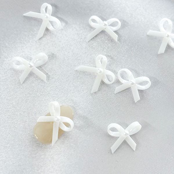 商品到着後レビューを書いて次回使える200円OFFクーポンGETホワイト立体感のあるリボンパーツです。色味によってさまざまな系統でお使いいただけます。8P縦約10mm×横12mm×厚み4mm