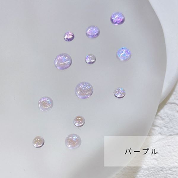 商品到着後レビューを書いて次回使える200円OFFクーポンGETパープル透明な水滴のように輝くグリッター入りの半球ネイルパーツ。光を受けてキラキラと輝き、指先に特別なアクセントをプラスします。3サイズアソートで使いやすさも◎。カラーはパープル、ターコイズ、クリア、オレンジの4色展開。約1g