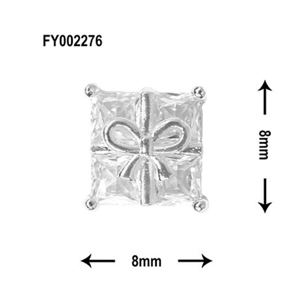 商品到着後レビューを書いて次回使える200円OFFクーポンGETシルバー　FY002276 リボンでラッピングされたクリスタル。 クリスマスムードが高まるアイテムです。 シンプルなデザインなので、パールやブリオンと組み合わせて使うのもおすすめ。 シルバー×クリスタルで透明感が際立ち、ラメやホロとの相性抜群です。 2P 背面カーブなし 縦8mm×横8mm