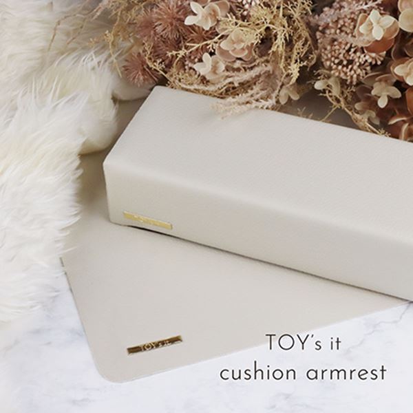 商品到着後レビューを書いて次回使える200円OFFクーポンGETTI-CA01取り入れやすいマストなサロンワークアイテムサロンワークにとけこむ、ナチュラルカラーなアイテムでデスク周りがオシャレに!クッションアームレストはネイルマットとも色合いが同じで相性抜群ポイント・ゆとりのある長さ、ほどよいクッションで手元が疲れずらい・TOY's itネイルマットと同じ色味と素材で統一感・ゴールドの可愛いポイントロゴ付き・オリジナルカラーのマットはTOY'sハイブリッドライトとも相性抜群の色合い※アセトンやクリーナーなどの薬剤に触れると、変色する恐れがございます。縦56mm 横300mm 奥行き91mm