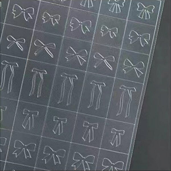 商品到着後レビューを書いて次回使える200円OFFクーポンGETNSF-04 リボンエアブラシからスポンジアートまで、幅広いネイルアートに使えるステンシルフィルムです。透明PETフィルム素材で柔軟性があり、爪のカーブに沿って貼りやすいのが特徴で、アルコールで拭いて繰り返し使用することができます。未硬化ジェルの上にも使用可能ですが、粘着が弱くなる可能性があるので、未硬化ジェルを拭き取ることを推奨いたします。1枚