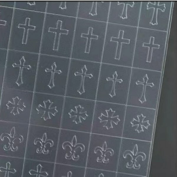 商品到着後レビューを書いて次回使える200円OFFクーポンGETNSF-10 エンブレムエアブラシからスポンジアートまで、幅広いネイルアートに使えるステンシルフィルムです。透明PETフィルム素材で柔軟性があり、爪のカーブに沿って貼りやすいのが特徴で、アルコールで拭いて繰り返し使用することができます。未硬化ジェルの上にも使用可能ですが、粘着が弱くなる可能性があるので、未硬化ジェルを拭き取ることを推奨いたします。1枚