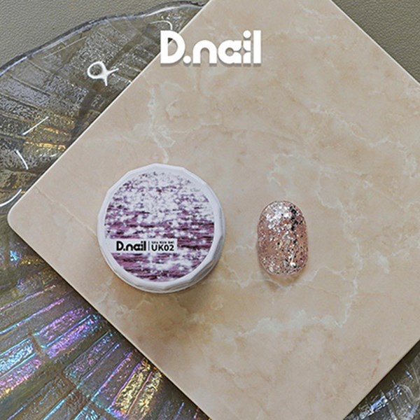 商品到着後レビューを書いて次回使える200円OFFクーポンGETUK02 Momo(モモ)Nail Salon Wiz 篠原彩加先生 監修透明感あふれるベースに、さまざまなサイズのシルバーホログラムをたっぷり閉じ込めたキラキラジェル。光を受けるたびに繊細に輝き、うるっとしたツヤ感と華やかなきらめきを演出します。重ね塗りやアレンジにも使いやすく、指先を可愛く彩る万能カラーです。硬化波長:385~415nm推奨W数:36W(LED)撹拌:不要(※初回のみ撹拌必要)※化粧品登録外3g30×30mmソフトジェルタイプ UV約1分 LED約30秒 クリア ソークオフタイ