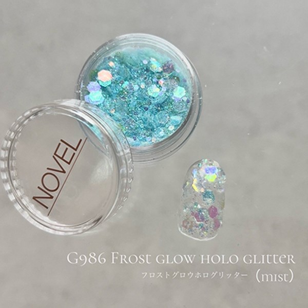 商品到着後レビューを書いて次回使える200円OFFクーポンGET(mist)クラッシュした氷をそのまま閉じ込めたような、爽やかでエッジの効いた存在感を放つ大きめのホログラム。そこに、爪先を動かすたびに上品に瞬く微細なラメをブレンドしました。繊細なラメがベースとホロを美しく繋ぐため、一度塗りでも驚くほど綺麗に肌と調和します。クリアベースに重ねて涼しげな素材感を主役にしても、お気に入りのシアーカラーに重ねて奥行きを楽しんでも素敵です。内容量:1.1g
