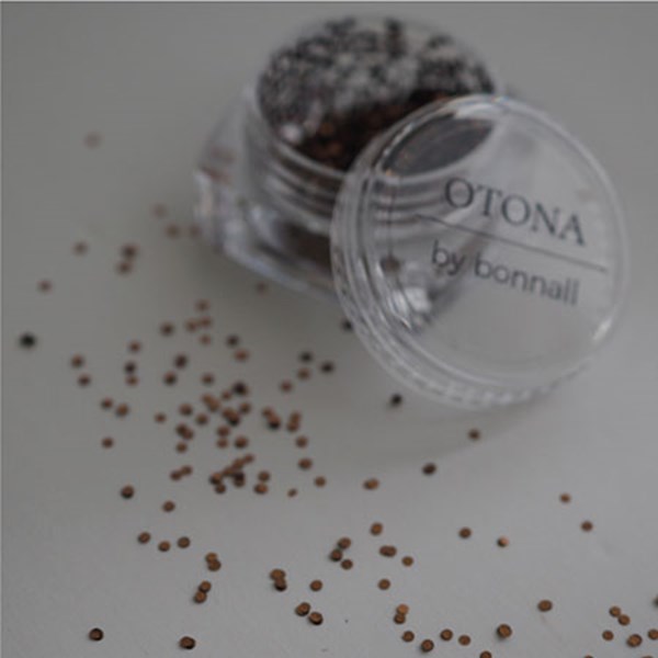 商品到着後レビューを書いて次回使える200円OFFクーポンGET1mm chocolatドットホログラムサイズは1mmと2mmに加え、オトナなデザインにおすすめの1.3mmはドットやお花モチーフ、ビジューなどを華奢に演出してくれます。色はOTONA etoile/amourで人気の5色展開になりますので、お手持ちのOTONAシリーズと違和感なく合わせていただけます。カラーlumiereLuneChat noirnuagechocolat約1.6g
