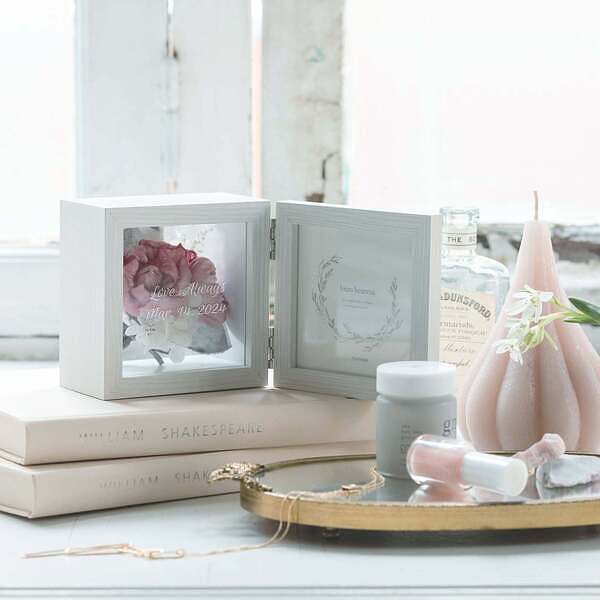 名入れ フォトフレーム プチブーケ ピンク ソラフラワー 送料無料 写真たて フォトフレーム 花婚式 ウエディング 開店祝い 周年記念 表彰 記念品 ラッピング ギフトバッグ プレゼント クリスマス 出産祝い 母の日 敬老の日 誕生日 夫婦 結婚祝い 内祝い 名入れギフトの日 [2]