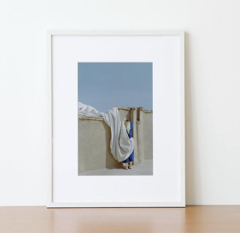 Rakuten - アート作品 インテリア 写真 額装作品 額付き アートパネル 壁掛けアート アートボード 壁掛け モダンアートアートフォト ホテル レストラン 女性 Olga Urbanek #2(white wooden frame 62.5cm ×47.5cm付き)