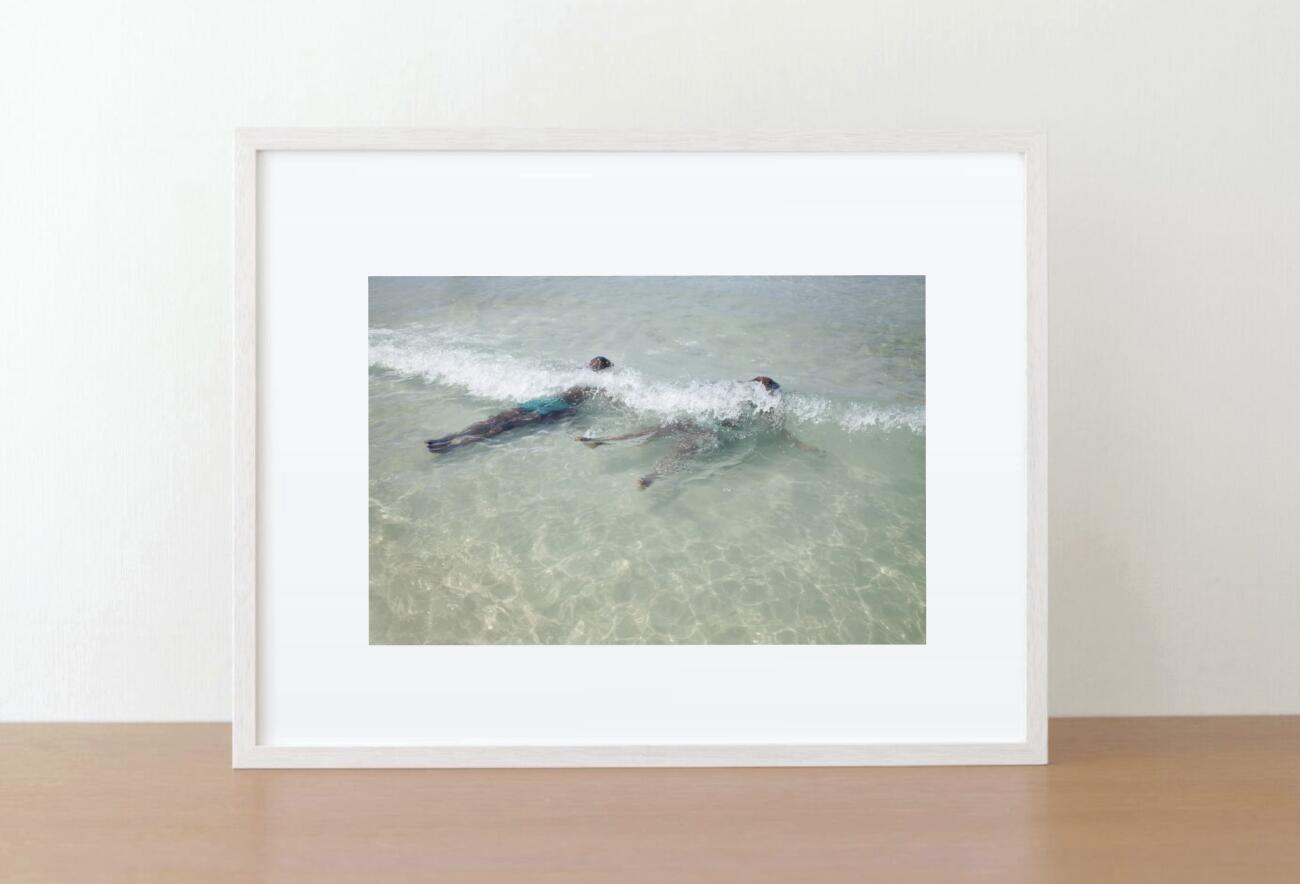 Rakuten - アート作品 インテリア 写真 額装作品 額付き アートパネル 壁掛けアート アートボード 壁掛け モダンアート アートフォト ホテル レストラン 海 Alessia Rollo #3 Print (white wooden frame 62.5cm × 47.5cm付き)