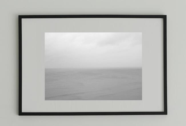 アート アート作品 インテリア 写真 額装作品 額付き アートパネル 壁掛けアート アートボード 壁掛け モダンアート アートフォト ホテル レストラン 川 モノトーン Rainy sea (Black&White）black wooden frame 63cm×93cm付き ( LL )