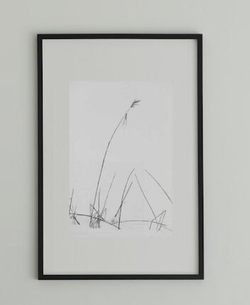当作品は、GALLERYPHOTOGRAPHSの所蔵品となります。 【サーティフィケイトについて】 サーティフィケイトは販売確認後、作家に連絡し署名頂いたものをお付けします。 【額縁サイズ】 高さ：外寸63cm 幅　：外寸93cm 厚さ：3cm 【イメージサイズ】 縦：55cm 横：36.5cm 【キャンセルポリシー】 製品に不具合がある場合やお客様都合によるイメージ違いによる返品・交換は、商品到着後7日以内にご連絡いただければ対応可能となります。 お客様都合による返品・交換の際の送料は、お客様負担となりますので予めご了承ください。 また、作品を長く展示頂く為、1年間保証をさせていただきますので保証書は必ず保管をお願いいたします。 【発送について】 発注後、検品と品質管理を徹底致しますので、1週間以内の発送をさせていただきます。