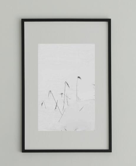 当作品は、GALLERYPHOTOGRAPHSの所蔵品となります。 【サーティフィケイトについて】 サーティフィケイトは販売確認後、作家に連絡し署名頂いたものをお付けします。 【額縁サイズ】 高さ：外寸50cm 幅　：外寸70cm 厚さ：3cm 【イメージサイズ】 縦：48cm 横：32cm 【キャンセルポリシー】 製品に不具合がある場合やお客様都合によるイメージ違いによる返品・交換は、商品到着後7日以内にご連絡いただければ対応可能となります。 お客様都合による返品・交換の際の送料は、お客様負担となりますので予めご了承ください。 また、作品を長く展示頂く為、1年間保証をさせていただきますので保証書は必ず保管をお願いいたします。 【発送について】 発注後、検品と品質管理を徹底致しますので、1週間以内の発送をさせていただきます。