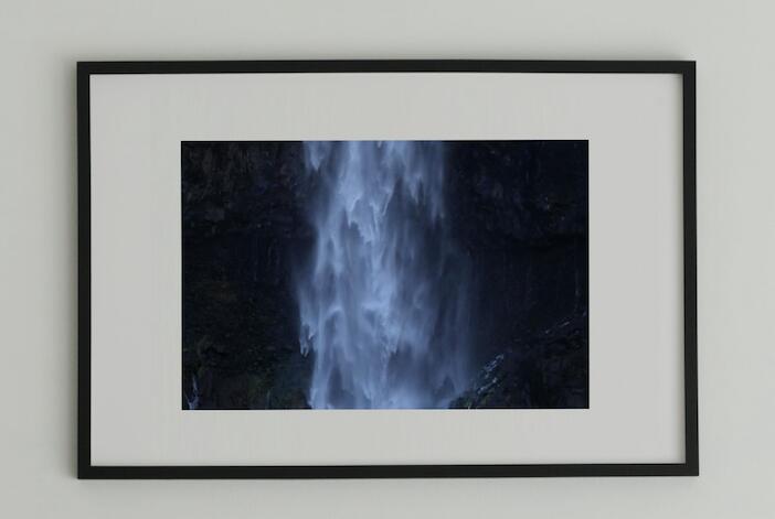 当作品は、GALLERYPHOTOGRAPHSの所蔵品となります。 【サーティフィケイトについて】 サーティフィケイトは販売確認後、作家に連絡し署名頂いたものをお付けします。 【額縁サイズ】 高さ：外寸50cm 幅　：外寸70cm 厚さ：3cm 【イメージサイズ】 縦：48cm 横：32cm 【キャンセルポリシー】 製品に不具合がある場合やお客様都合によるイメージ違いによる返品・交換は、商品到着後7日以内にご連絡いただければ対応可能となります。 お客様都合による返品・交換の際の送料は、お客様負担となりますので予めご了承ください。 また、作品を長く展示頂く為、1年間保証をさせていただきますので保証書は必ず保管をお願いいたします。 【発送について】 発注後、検品と品質管理を徹底致しますので、1週間以内の発送をさせていただきます。