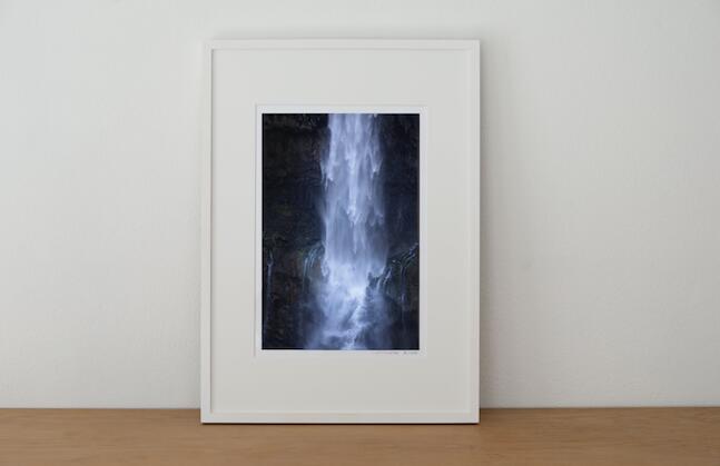 アート アート作品 インテリア 写真 額装作品 額付き アートパネル 壁掛けアート アートボード 壁掛け モダンアート アートフォト ホテル レストラン 滝 Cascade #4 white wooden frame 63cm×93cm付き ( LL )