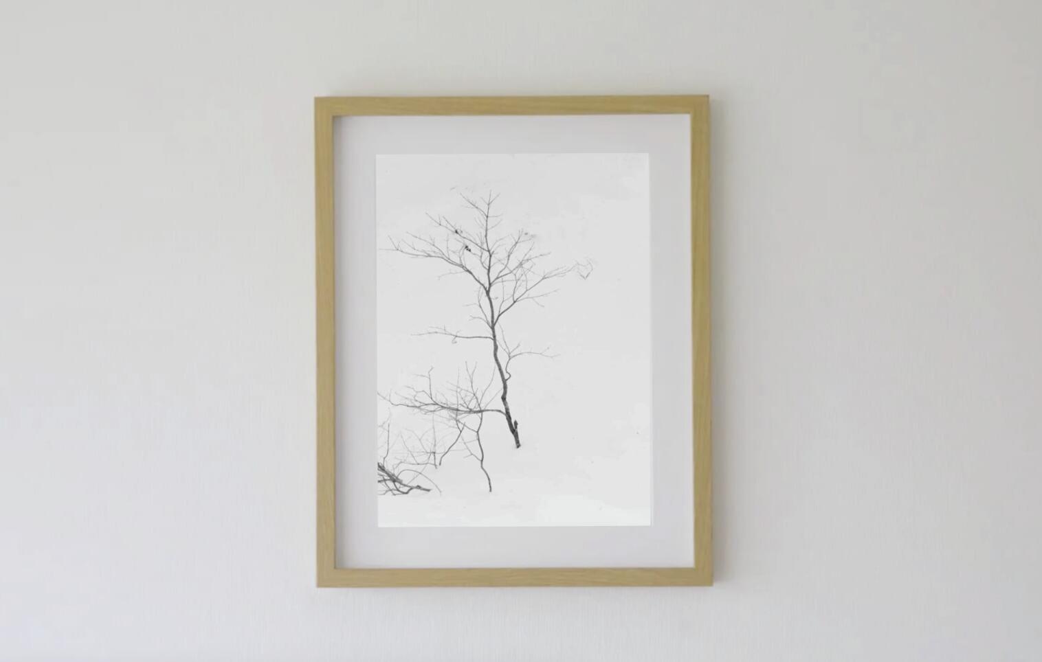 当作品は、GALLERYPHOTOGRAPHSの所蔵品となります。 【額縁サイズ】 高さ：外寸52cm 幅　：外寸42cm 厚さ：3cm 【イメージサイズ】 縦：38cm 横：28cm 【キャンセルポリシー】 製品に不具合がある場合やお客様都合によるイメージ違いによる返品・交換は、商品到着後7日以内にご連絡いただければ対応可能となります。 お客様都合による返品・交換の際の送料は、お客様負担となりますので予めご了承ください。 また、作品を長く展示頂く為、1年間保証をさせていただきますので保証書は必ず保管をお願いいたします。 【発送について】 発注後、検品と品質管理を徹底致しますので、1週間以内の発送をさせていただきます。