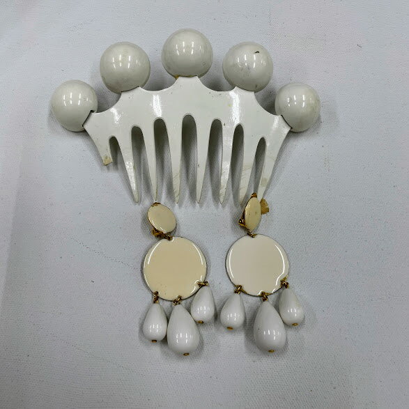 フラメンコ衣装小物 中古,新古アクセサリー中古新古ポンポンペイネタ イヤリングセット 白可愛いイヤリング 可愛いポンポン髪飾りオススメ商品 お買い得お教室断捨離処分品 ノークレームノーリターン商品