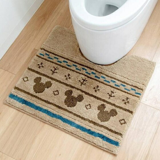 ・ カラー / ブラウン・ 製品サイズ / 約 幅 60 × 奥行 55 × 高さ 1.6 cm ・ 首下長さ / 約 41 cm・ 材質 / ポリエステル、アクリル・ 生産国 / 中国・ ネイティブ柄とミッキーマウスの組み合わせがおしゃれなMCグランドシリーズのトイレマットです。さりげないミッキーマウス柄なのでディズニーファン以外の方でも取り入れやすく、インテリアにマッチします。ベースと柄の部分で糸の種類を変更し、やわらかい踏み心地とデザインが際立つように工夫されています。汚れてしまったら洗濯機で丸洗い可能です。裏面はすべり止め加工になっていて、使用中もずれにくくなっています。