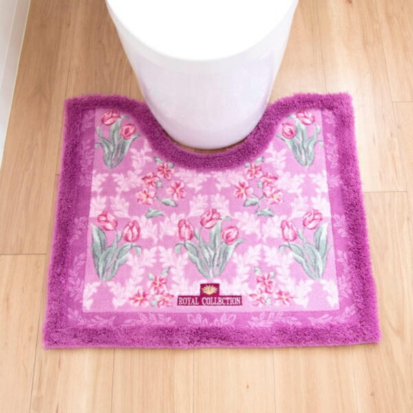・ 製品サイズ / 約 幅 58 x 奥行 63 x 高さ 1.5 cm・ 首下 / 約 42 cm・ 材質 / アクリル100％、裏面滑り止め加工・ 生産国 / 日本・流れるような曲線の柄が特徴的なアールヌーボのデザインを取り入れたトイレシリーズ「ロイヤルコレクション アーツ」。フェミニン過ぎず、花柄とオーナメントの地模様がどこかエレガントさを演出。日本製プリントで、細かい柄の表現と凸凹を出すカービングと美しい発色ができ、上質で価値観のあるトイレマットに。ブランドネームの刺繍と縁周りの長めな毛足のデザインがより高級感のある印象にしてくれます。裏面にはすべり止め加工付きでズレにくく、洗濯ネットに入れて丸洗い可能なので、衛生的にお使いいただけます。カラーバリエーションは、エレガントなピンク、植物モチーフを引き立てるグリーン、トレンドカラーのグレーで花の色とベースの色合いがとても美しいです。※ 乾燥機はご使用にならないでください。熱により変形、損傷の恐れがあります。 漂白剤はご使用にならないでください。洗濯機での丸洗いは洗濯ネットをご使用ください。お洗濯は水、またはぬるま湯（40℃以下）で行ってください。パイルをひっぱったり、引っかけたりしないでください。パイルがほどけた場合、ハサミでカットしてください。無理な力が加わると、破損、変形することがあります。布製品のためサイズに違いが生じる場合がありますが、使用上問題ありません。