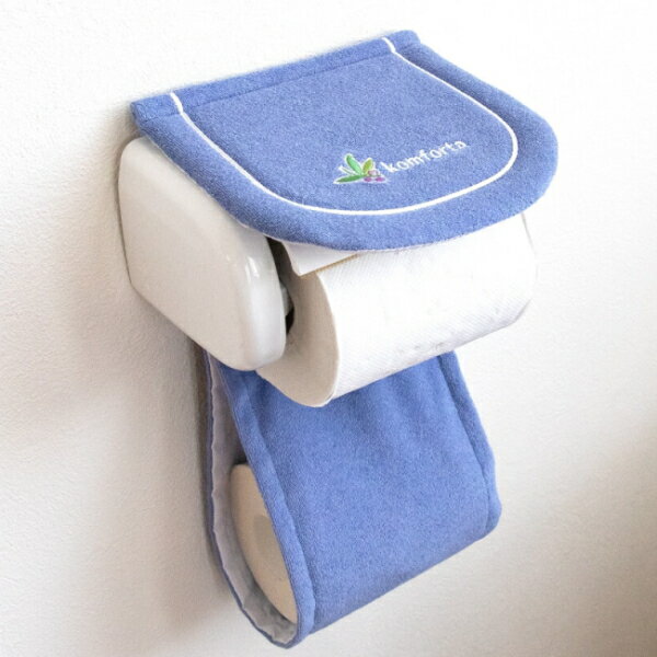 ・ 製品サイズ / 約 幅 34 x 奥行 17 x 高さ 2 cm・ 材質 /　 本体 ： 綿75％、ポリエステル25％　 成形部品 ： ポリプロピレン・ 生産国 / 中国・ 「コムフォルタ6」シリーズでお揃いにできるトイレットペーパーホルダー。トイレ空間を爽やかにするような、シンプルさとあたたかさを合わせもったコムフォルタシリーズ第6弾。ワンポイントのロゴマーク付きで可愛らしさも感じる仕上がりになっています。お手入れ時にはサッと取外し、簡単に取り付けることができます。やさしさの象徴ともいえるピンク、くっきりとした明るいベージュ、少し赤みがかったブルーであたたかみと清潔感のあるカラーバリエーションになっています。手で触れるものだからこそ汚れが気になりますが、洗濯ネットに入れて丸洗い可能なのでいつでも衛生的にお使いいただけます。※ 乾燥機はご使用にならないでください。熱により変形、損傷の恐れがあります。 漂白剤はご使用にならないでください。洗濯機での丸洗いは洗濯ネットをご使用ください。お洗濯は水、またはぬるま湯（40℃以下）で行ってください。上部のカバーと下部の予備のトイレットペーパーをつなぐ成型部品は取り外せるので洗濯時には外していただきお手入れをお願いします。無理な力が加わると、破損、変形することがあります。 薬品を使ってお掃除する場合は、本体を外してください。布製品のためサイズに違いが生じる場合がありますが、使用上問題ありません。
