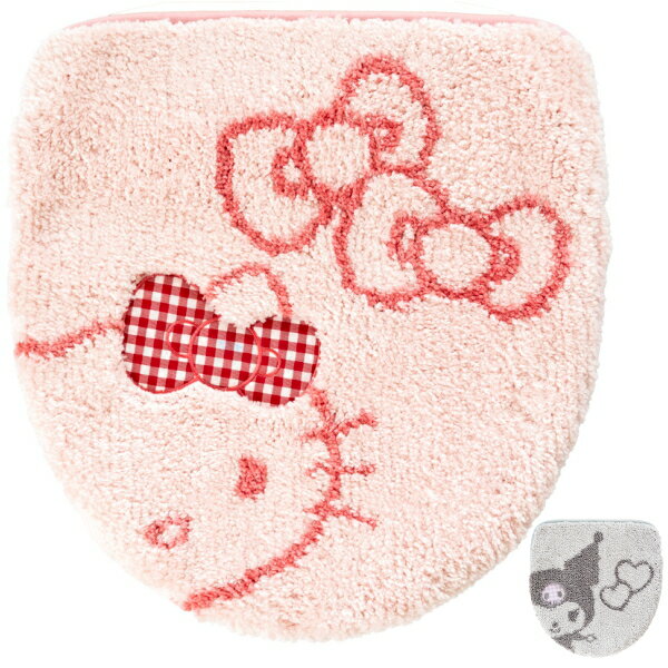 ・ 材質 / ポリエステル、アクリル樹脂・ 重量 / 約 240g・ 生産国 / 中国・ ハローキティとクロミが大きくレイアウトされたフタカバーは、いつものトイレをとびきりキュートな雰囲気にしてくれます。それぞれのトレードマークであるリボンとドクロをチェック柄のアップリケで表現しており、さりげない可愛さをプラスしています。ドレニモタイプ で、手触りの良いふわふわ素材や裏面の便座吸着シートなど、使いやすい使用になっています。