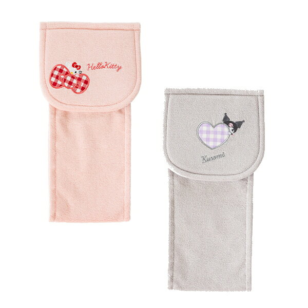 ・ 材質 /　 本体 ： 綿、ポリエステル　 成形部品 ： ポリプロピレン・ 重量 / 約 51g・ 生産国 / 中国・ ハローキティとクロミがデザインされたペーパーホルダーカバーは、いつものトイレをとびきりキュートな雰囲気にしてくれます。それぞれのトレードマークであるリボンとドクロをチェック柄のアップリケで表現しており、さりげない可愛さをプラスしています。タオル地のようなさらりとした優しい肌触りで、下部にトイレットペーパーを1ロールストック可能。汚れが気になったら、ネットに入れて洗濯機で丸洗いできるので、お手入れも簡単です。