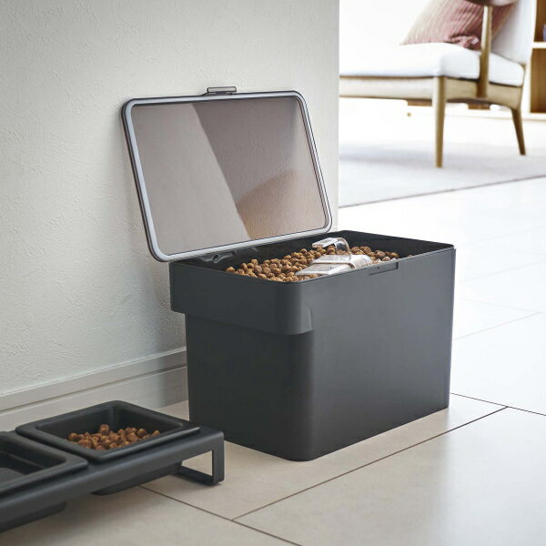 tower 密閉ペットフードストッカー　タワー　3.5kg　ブラック（計量カップ付き）