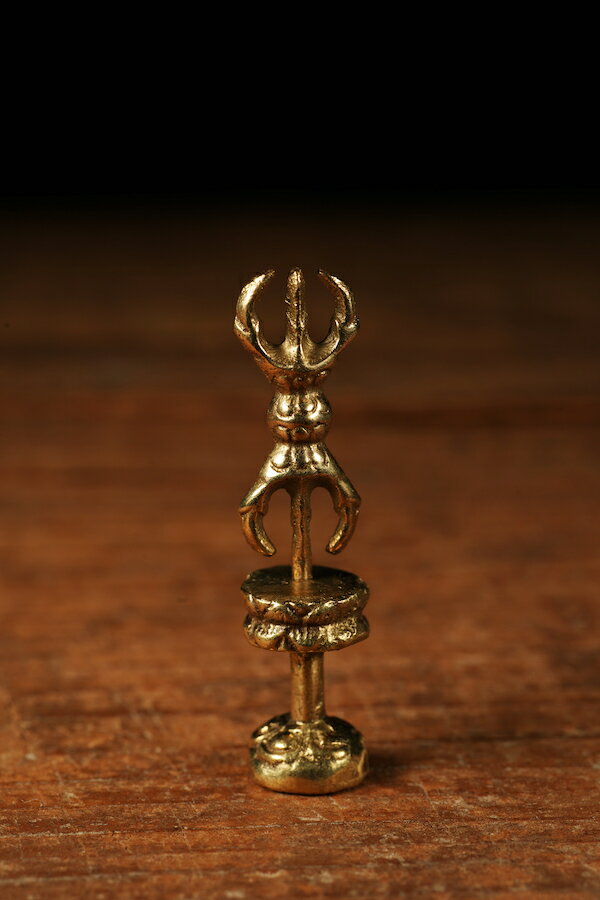 金剛杵　三昧耶形（三摩耶形） 材質 黄銅 大きさ 44mm 極小サイズの金剛杵(三味耶形）です。 三味耶形とは密教の仏を表す象徴（シンボル） とされるものです。 神秘的でユニークなデザイン。 お手軽に 持ち運びが可能な携帯サイズとなっており...