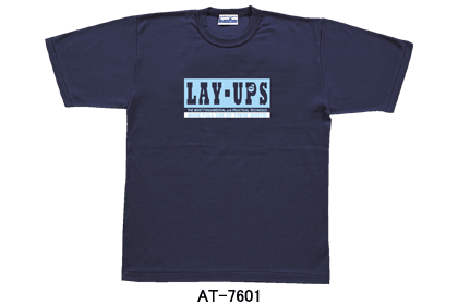 TeamFive[チームファイブ] プリントTシャツ「レイアップス！」 さまざまなレイアップパターンをブラックボールがレクチャー！ フロント中央に"LAY-UPS"テキストのグラフィックプリント。 バックプリントでは、リーチバッグショット、フローター、ダブルクラッチ、レイバックショット、パワーレイアップ、フィンガーロールなど、さまざまなレイアップパターンをブラックボールがレクチャー！ 【ブランド】 ・TeamFive[チームファイブ] 【品番】 ・TeamFive AT-7601 【品名】 ・プリントTシャツ「レイアップス！」 【カラー】 ・AT-7601 ネイビー「レイアップス！」 ・AT-7608 ホワイト「レイアップス！」 【サイズ】 ・SS [着丈約cm/身幅約cm] ・S [着丈約66cm/身幅約46cm] ・M [着丈約69cm/身幅約48cm] ・L [着丈約72cm/身幅約51cm] ・LL [着丈約74cm/身幅約54cm] ・3L [着丈約77cm/身幅約57cm] ※[]内の寸法には誤差がございますので目安程度にご参照ください。 【素材】 ・エアブラスト 【素材】 ・ポリエステル100% 【生産国】 ・日本 【販売元】 ・株式会社アンビション 【商品の購入にあたっての注意事項】 ※寸法につきましては、多少の誤差が生じる場合がございます。 ※総柄の商品については、生地の裁断箇所により、商品一点ごとにパターン(柄)が異なる場合がございます。 &nbsp;&nbsp;そのため、掲載画像とはパターンの位置や内容が異なるものがありますが、商品自体の仕様の相違には該当いたしません。 ※一部商品において、メーカーカラー表記と異なる場合がございます。 ※ブラウザやお使いのモニター環境により、掲載画像と実際の商品の色味が異なる場合があります。 ※掲載の価格・製品のパッケージ・デザイン・仕様について、予告なく変更することがありますこと、あらかじめご了承ください。 検索ワード： [TeamFive] [チームファイブ] [TeamFive/チームファイブ] [Tシャツ] [メンズ（男女兼用）] [メンズ] [男女兼用] [ブラックボール] [バスケット]