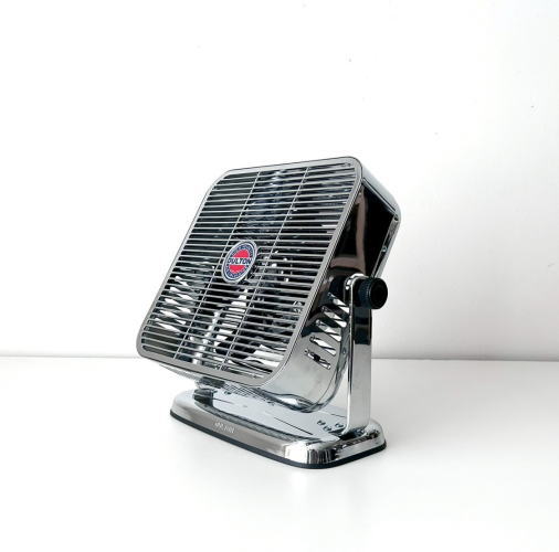 DULTON（ダルトン）AIR CIRCULATOR　エアー サーキュレーター インダストリアルな魅力が詰まった、レトロなデザインのサーキュレーター。 実用に徹した 単純な操作性で完結しており、機能性を上回る存在感が魅力です。 どっしり構えた金属製の 剛健なボディは、工業デザインの美しさを存分に感じさせてくれるはず。 インテリアの一部 として美しいこと、また"モノ"として所有する愉しみがあることを重点に求めました。 中央 の銘板プレートには、佇まいを愉しみながら長く使って欲しいという想いが込められていま す。 メタルの質感を存分に味わえるクロームとレトロな雰囲気が味わい深いアイボリー。 素材 スチール(粉体塗装・クロームメッキ)、ABS樹脂、アルミニウム サイズ H：400mm W：380mm D：210mm 生産国中国 角度調整0°〜90°で調整可能 風量調整3段階で切り替え可能 注意点▼詳細に関しては、取扱説明書をご確認下さい。 ▼モニターの発色の具合によって実際のものと色が異なる場合がございます。 　　