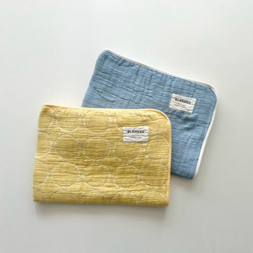 BLANKED　ガーゼケット　ベビー　中川政七商店 約70×100cmのコンパクトなサイズ感がお子様にお使いいただくのにちょうどいい1枚です。 子供は体温が高く大人以上に汗をかくので、この吸水性が自慢のガーゼケットが1枚あれば 何かと安心です。汗をかいてもさっと吸収してくれて、ベタつかずすぐにさらり。快適な睡 眠時間を過ごしていただけます。ご自宅の洗濯機で気軽に洗濯ができ、乾きも早いので、気 を遣わずに安心して使えます。 BLANKEDのガーゼ生地は、4重で仕上げています。表裏は肌に当たった時に気持ちがいいよ うに細かい糸で織っていますが、中の2層は太い糸でざっくり織ることで、あまり重ねずにボ リュームが出るだけでなく、通気性がよく乾きやすいガーゼになります。通常のガーゼケット は織り上げたのちに、糸に付着した糊を生地洗いして落とし、縫製して完成なのですが、BLA NKEDはさらに1枚ずつ製品洗いをかけることにより、抜群の吸水性に仕上げました。生まれた 時から大きくなって大人になってもずっと使える便利なサイズ感なので、出産祝いにもとても おすすめです。 BLANKED(ブランケッド)は、綿繊業発祥の地「三河」で70年以上、生地づくりを行なってきた 老舗メーカー「ナカモリ」がつくる、ガーゼケットのブランドです。 素材綿100% 実寸サイズ約70×100cm 生産国日本 注意点▼お取り扱い前に、商品付属タグの記載もご確認下さい。 ▼モニターの発色の具合によって実際のものと色が異なる場合がございます。 　　