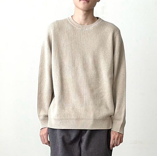JAMES & CO.(ジェームスアンドコー) DELICIOUS　Cotton Rib Crew knit モデルコーディネート 縫い目がなくストレスフリーな着心地と機能 を実現する「ホールガーメント」で編み上げた、 トラディショナルRIB編みクルーニット。スタンダードなシルエットながら、衿、袖口、裾の リブ部分には上品な編み柄をあしらい、シンプルさの中に大人の品格をプラスしました。素材 は、インド西部グジャラート州で栽培、機械を使わず丁寧に手摘みされたプレミアム中長綿の みを厳選。天然有機系抗菌防臭加工「ロンフレッシュ®」を加え、着用時の気になる臭いも抑 えてくれます。洗濯機での丸洗いもOKなウォッシャブル仕様。洗濯を繰り返しても高い防臭効 果が持続します。シャツに合わせたトラディショナルな着こなしや、クルーTシャツに合わせ てちょっとカジュアルな着こなしもおすすめです。 素材綿 100% 実寸サイズM:着丈66 身幅58 肩幅54 袖丈52(cm）（平置き採寸） 生産国日本 洗濯表示 モデル身長175cm 注意点▼お取り扱い前に、商品付属タグの記載もご確認下さい。 ▼モニターの発色の具合によって実際のものと色が異なる場合がございます。 　　