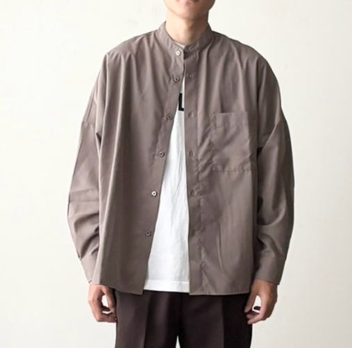 メーカー希望小売価格はメーカー商品タグに基づいて掲載していますSLICK(スリック)コットンライクブロードバンドカラードルマンスリーブシャツ モデルコーディネート 品のあるデザインと、ゆったりとしたシルエットが魅力のバンドカラーシャツ。ミ ニマルなデザインにドルマンスリーブを取り入れ、シンプルながら存在感のあるデ ザインに仕上げました。生地には、ポリエステル100％ながらもコットンライクな質 感に仕上げられたブロード生地を使用。綿のような風合いを持ちながらしわになりに くく、耐久性にも優れた、デイリーユースに最適な素材です。さらりとした肌触りで 快適な着心地を叶え、ロングシーズン活躍します。 ドルマンスリーブを採用し、肩まわりにゆとりを持たせたオーバーサイズシルエットに 設計。バンドカラーが首元をすっきりと見せ、洗練された印象を演出。裾はスクエアカ ットに深めのサイドスリットを施し、抜け感のある表情に仕上げています。さらに、左 胸のポケットがデザインのポイントになるとともに、実用性も兼ね備えました。 デニムやワイドパンツと合わせたカジュアルなスタイリングから、スラックスと合わせ た上品なコーディネートまで幅広く対応。一枚着としてはもちろん、ジャケットやアウ ターのインナーとしても活躍する、着回し力に優れたアイテムです。 SLICK(スリック) 2002年SSコレクションよりスタート。クオリティ、表情、袖を通した時の印象、そのす べてが調和する事を大切にしています。そして、独自のフィルターを通じてテキスタイル とデザインを最適にかけ合わせることで、製品が持つ表情と着た時のちょうど良さが生ま れる価値のある服を提案。 素材ポリエステル100% 実寸サイズ1:着丈（前/後）70/72身幅67肩幅78袖丈43袖口幅10(cm)＊(平置き採寸) 生産国中国 洗濯表示 モデルメンズモデル175cm 1サイズ着用 注意点▼お取り扱い前に、商品付属タグの記載もご確認下さい。 ▼モニターの発色の具合によって実際のものと色が異なる場合がございます。 　　