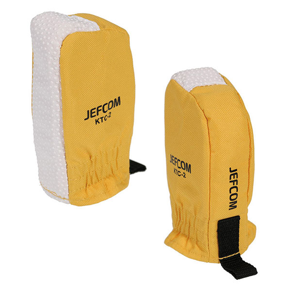 ※　商品詳細　※ メーカー ジェフコム（JEFCOM） 商品名 ハシゴトップカバー 商品型番 KTC-2 特徴 ●モルタル・石壁などの壁キズを防止＆滑り止め●壁に当たる部分に肉厚のクッション材と滑り止め（PVC製）付●カバー内側にもハシゴを抜けにくくする滑り止め（PVC製）付●汚れても洗濯すれば何度でも使える●1セット2個入●サイズ：幅45×奥行79×高さ150mm●質量：30g（1個あたり）●使用できるハシゴトップのサイズ：28×77mm 仕様 用途 0 本体サイズ ●サイズ：幅45×奥行79×高さ150mm 質量 ●質量：30g（1個あたり） 材質 梱包仕様 個装梱包：個装梱包：個装梱包： 個装サイズ：個装サイズ・質量：W120×D80×H240mm・80g 質量（梱包込）： 原産国 ・原産国：中国 注意事項