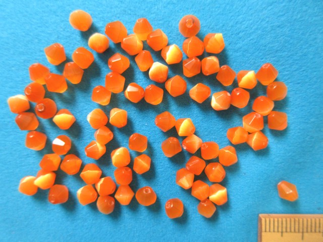 キャッツアイ（ガラスビーズ）　約5×5mmオレンジ系