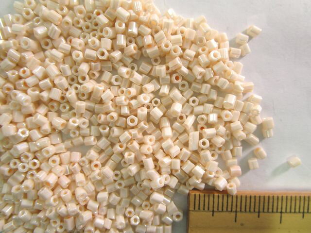 ガラス竹ビーズ(2mm×2mm)パール薄オレンジ