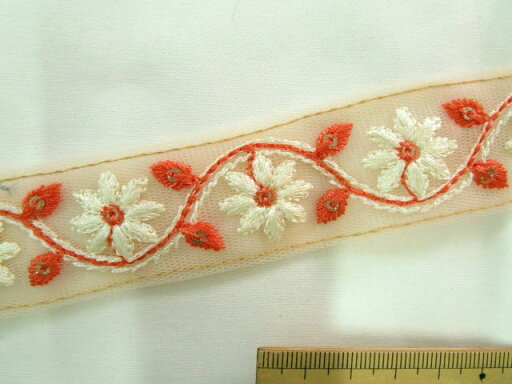 インド刺繍リボン(3cm幅 1m)薄オレンジ×オフ白×薄金 インド刺繍リボン(3cm幅 1m)薄オレンジ×オフ白×薄金